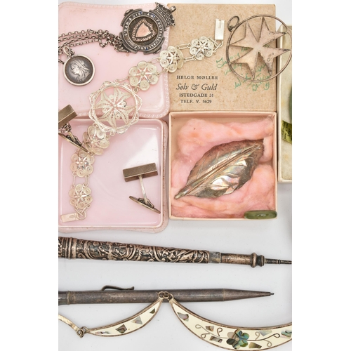 71 - A SELECTION OF WHITE METAL JEWELLERY AND ITEMS, to include a silver 'B'Ham & Dist AM: Football Allia... 