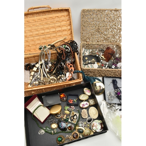 100 - ASSORTED COSTUME JEWELLERY, to include a carved nephrite pendant necklace fitted with a screw clasp,... 