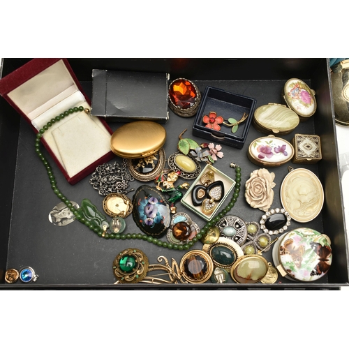 100 - ASSORTED COSTUME JEWELLERY, to include a carved nephrite pendant necklace fitted with a screw clasp,... 