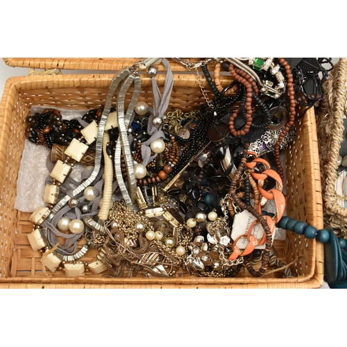 100 - ASSORTED COSTUME JEWELLERY, to include a carved nephrite pendant necklace fitted with a screw clasp,... 