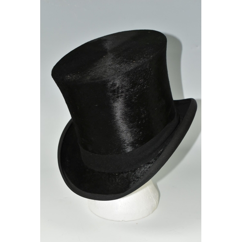 381 - A TOP HAT, by Cater and Sons of 88, St James Street, London SW, internal measurements 19.5cm x 16cm,... 