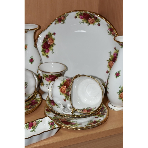 418 - TWENTY SIX PIECES OF ROYAL ALBERT OLD COUNTRY ROSES TEA AND GIFT WARE, comprising a cake plate, a te... 