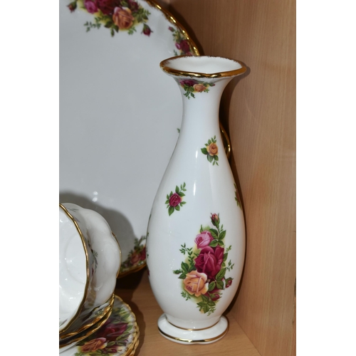 418 - TWENTY SIX PIECES OF ROYAL ALBERT OLD COUNTRY ROSES TEA AND GIFT WARE, comprising a cake plate, a te... 