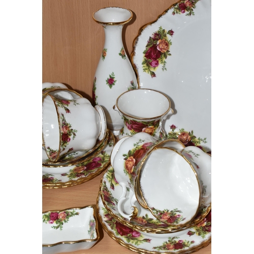 418 - TWENTY SIX PIECES OF ROYAL ALBERT OLD COUNTRY ROSES TEA AND GIFT WARE, comprising a cake plate, a te... 