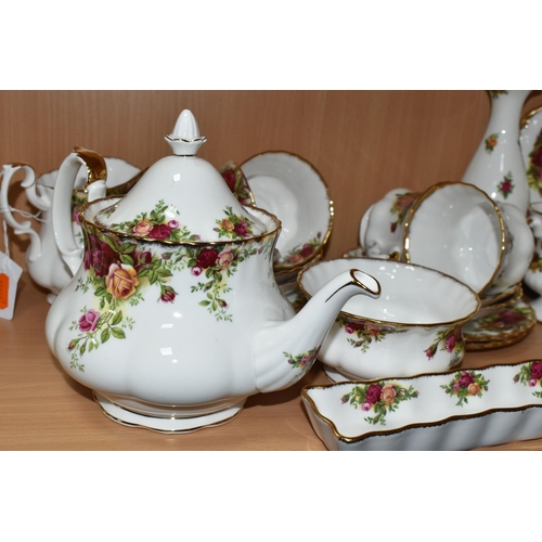 418 - TWENTY SIX PIECES OF ROYAL ALBERT OLD COUNTRY ROSES TEA AND GIFT WARE, comprising a cake plate, a te... 