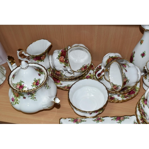 418 - TWENTY SIX PIECES OF ROYAL ALBERT OLD COUNTRY ROSES TEA AND GIFT WARE, comprising a cake plate, a te... 