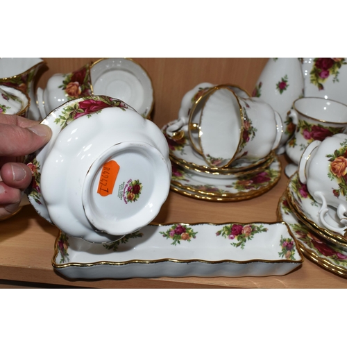 418 - TWENTY SIX PIECES OF ROYAL ALBERT OLD COUNTRY ROSES TEA AND GIFT WARE, comprising a cake plate, a te... 