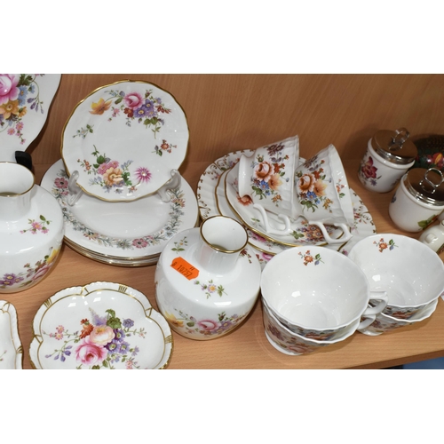 425 - A GROUP OF ROYAL CROWN DERBY 'DERBY POSIES' PATTERN TEAWARE AND W.H.GOSS CRESTED GIFTWARE, comprisin... 