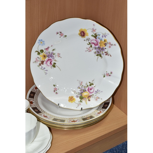 427 - A GROUP OF ROYAL CROWN DERBY PORCELAIN, comprising an Imari 1128 pattern cabinet plate, 'Derby Borde... 