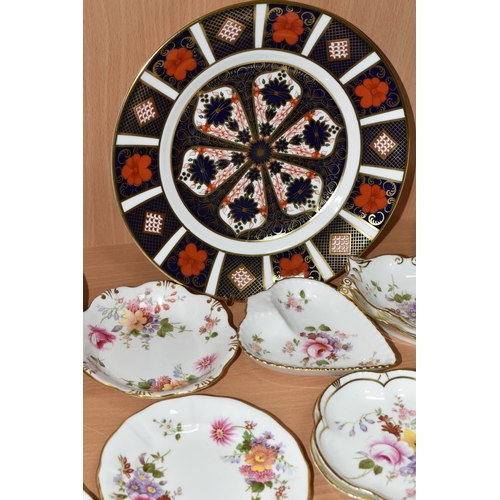 427 - A GROUP OF ROYAL CROWN DERBY PORCELAIN, comprising an Imari 1128 pattern cabinet plate, 'Derby Borde... 