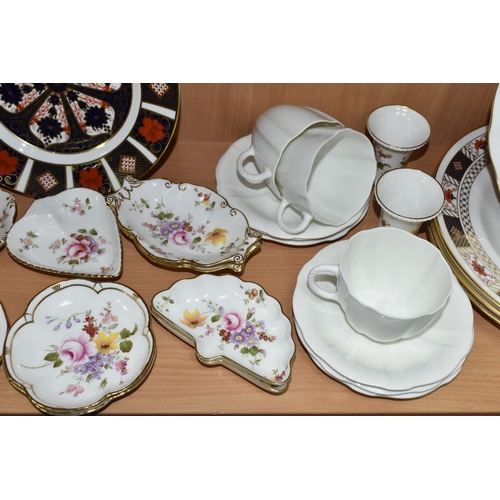 427 - A GROUP OF ROYAL CROWN DERBY PORCELAIN, comprising an Imari 1128 pattern cabinet plate, 'Derby Borde... 