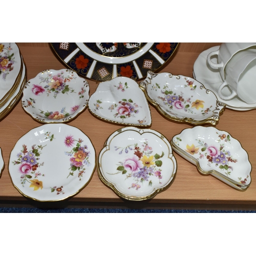 427 - A GROUP OF ROYAL CROWN DERBY PORCELAIN, comprising an Imari 1128 pattern cabinet plate, 'Derby Borde... 