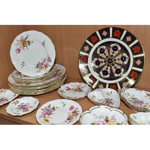 427 - A GROUP OF ROYAL CROWN DERBY PORCELAIN, comprising an Imari 1128 pattern cabinet plate, 'Derby Borde... 