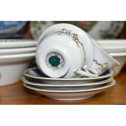 439 - A QUANTITY OF DINNERWARE FROM NAMED MANUFACTURERS to include an assortment of Portmeirion 'Botanical... 