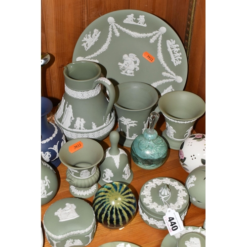 440 - A QUANTITY OF ASSORTED WEDGWOOD CERAMICS AND LOOSE ORNAMENTAL GLASSWARE to include a collection of o... 