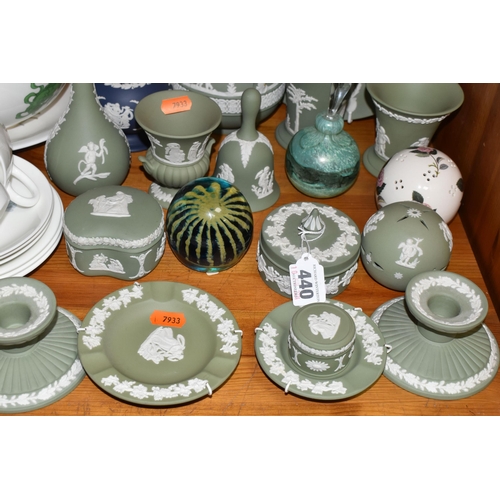 440 - A QUANTITY OF ASSORTED WEDGWOOD CERAMICS AND LOOSE ORNAMENTAL GLASSWARE to include a collection of o... 