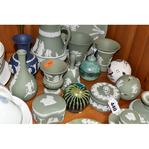 440 - A QUANTITY OF ASSORTED WEDGWOOD CERAMICS AND LOOSE ORNAMENTAL GLASSWARE to include a collection of o... 