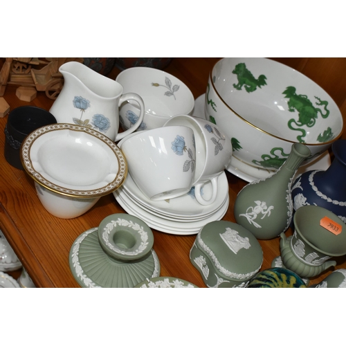 440 - A QUANTITY OF ASSORTED WEDGWOOD CERAMICS AND LOOSE ORNAMENTAL GLASSWARE to include a collection of o... 