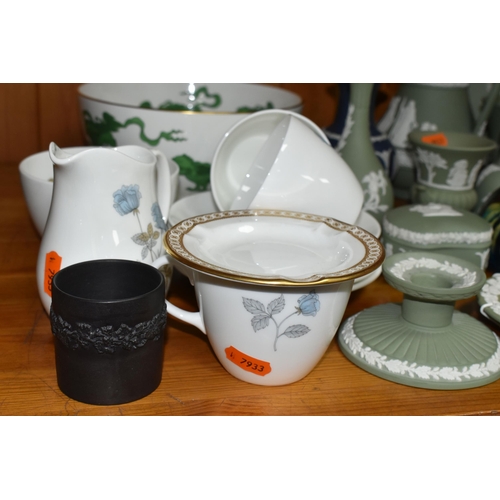 440 - A QUANTITY OF ASSORTED WEDGWOOD CERAMICS AND LOOSE ORNAMENTAL GLASSWARE to include a collection of o... 