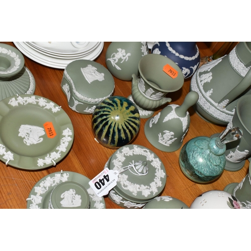 440 - A QUANTITY OF ASSORTED WEDGWOOD CERAMICS AND LOOSE ORNAMENTAL GLASSWARE to include a collection of o... 