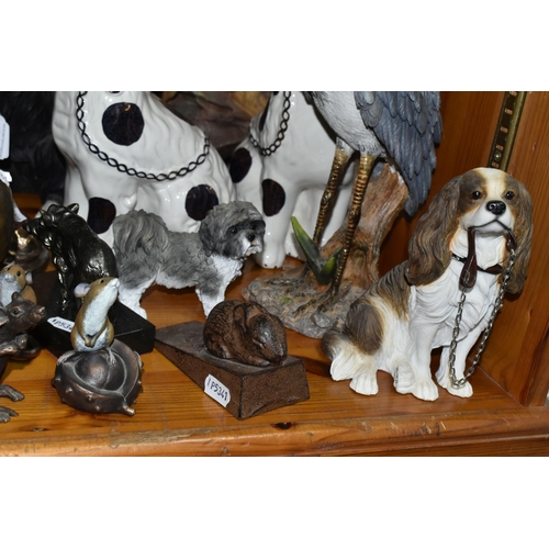 442 - AN ASSORTMENT OF ANIMAL THEMED ORNAMENTS to include two bronze resin sculpted labradors by artist Su... 