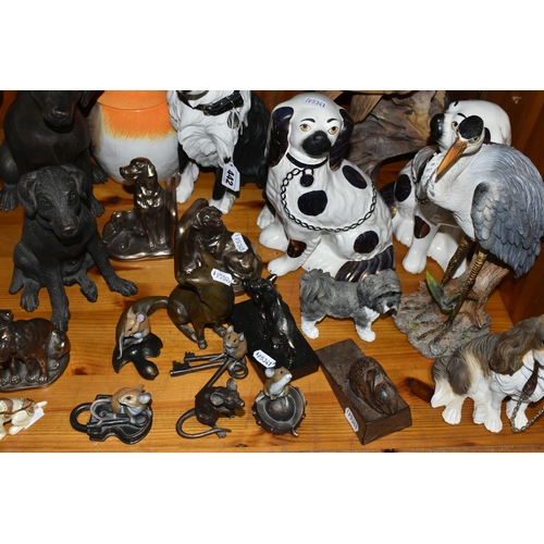 442 - AN ASSORTMENT OF ANIMAL THEMED ORNAMENTS to include two bronze resin sculpted labradors by artist Su... 