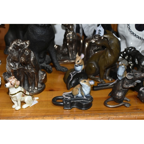 442 - AN ASSORTMENT OF ANIMAL THEMED ORNAMENTS to include two bronze resin sculpted labradors by artist Su... 