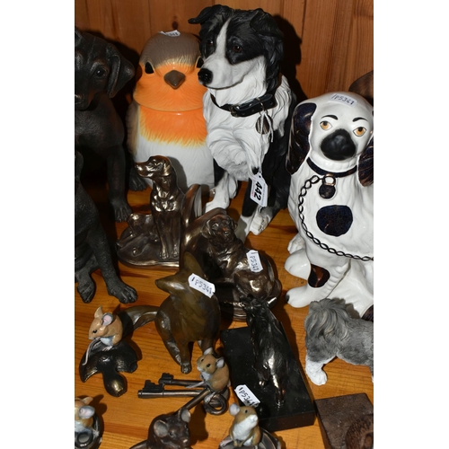 442 - AN ASSORTMENT OF ANIMAL THEMED ORNAMENTS to include two bronze resin sculpted labradors by artist Su... 