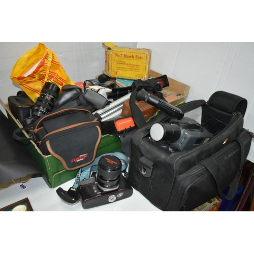 487 - VINTAGE PHOTOGRAPHIC EQUIPMENT ETC, to include a Minolta SRT101 camera body, Minolta 55mm f1.7 lens,... 