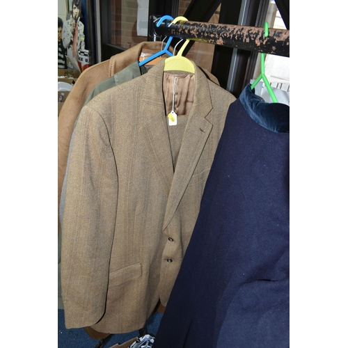 506 - A GROUP OF GENTLEMEN'S CLOTHING, comprising a 'Charles Gale' two piece checked tweed shooting suit, ... 