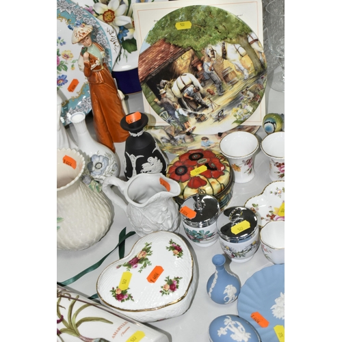 522 - A COLLECTION OF ASSORTED NAMED CERAMICS, including four pieces of Wedgwood pale blue jasperware and ... 