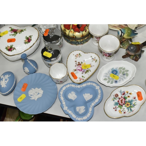 522 - A COLLECTION OF ASSORTED NAMED CERAMICS, including four pieces of Wedgwood pale blue jasperware and ... 