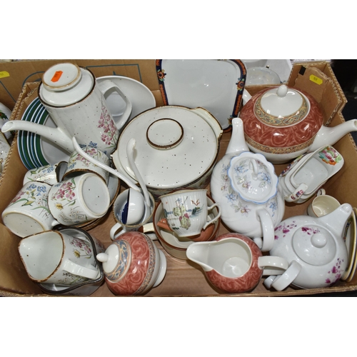 527 - SIX BOXES AND LOOSE OF KITCHEN CROCKERY, CERAMIC ORNAMENTS AND GLASSWARE, ETC, to include a Chinese ... 