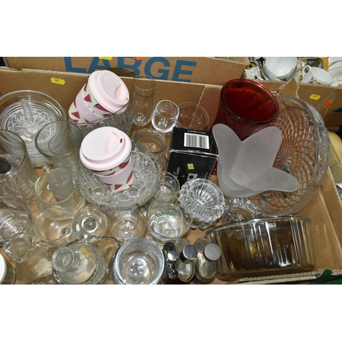 527 - SIX BOXES AND LOOSE OF KITCHEN CROCKERY, CERAMIC ORNAMENTS AND GLASSWARE, ETC, to include a Chinese ... 