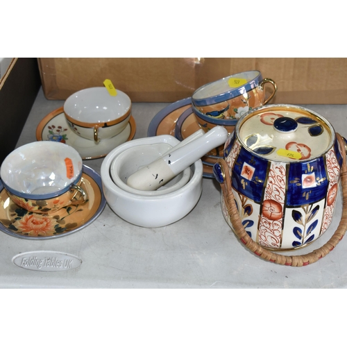 527 - SIX BOXES AND LOOSE OF KITCHEN CROCKERY, CERAMIC ORNAMENTS AND GLASSWARE, ETC, to include a Chinese ... 