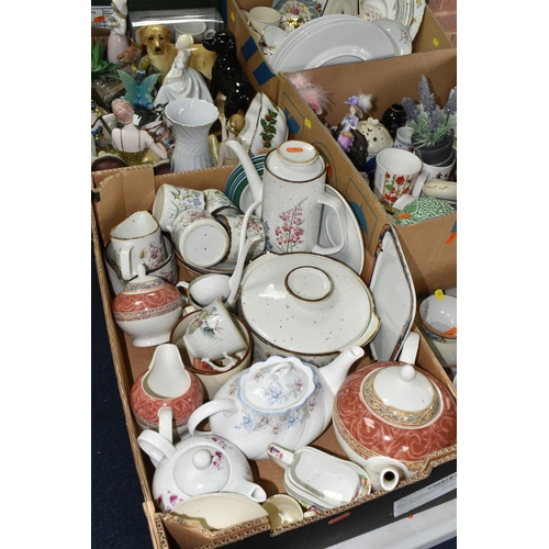 527 - SIX BOXES AND LOOSE OF KITCHEN CROCKERY, CERAMIC ORNAMENTS AND GLASSWARE, ETC, to include a Chinese ... 