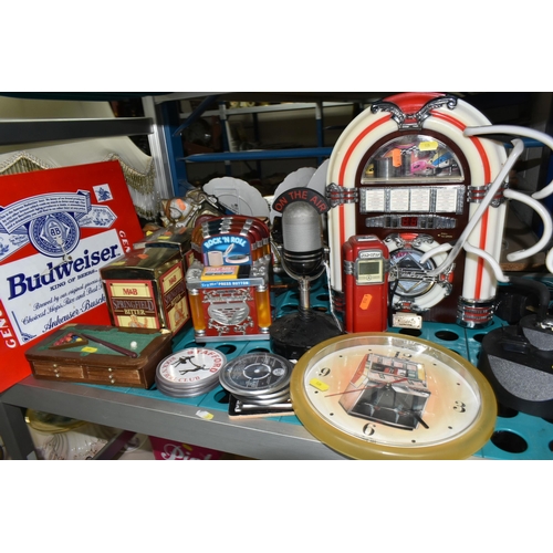 535 - A COLLCTION OF 1950/1960 STYLE NOVELTY ITEMS, including a juke box CD player, a battery operated juk... 