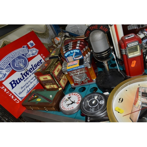 535 - A COLLCTION OF 1950/1960 STYLE NOVELTY ITEMS, including a juke box CD player, a battery operated juk... 