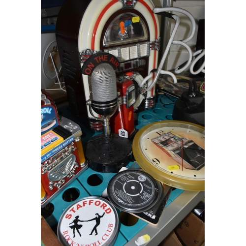 535 - A COLLCTION OF 1950/1960 STYLE NOVELTY ITEMS, including a juke box CD player, a battery operated juk... 