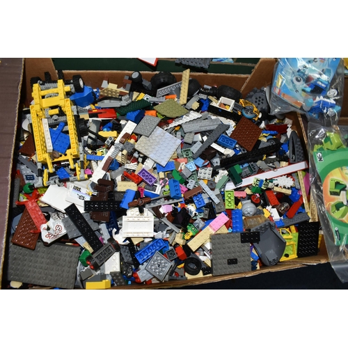 552 - A QUANTITY OF ASSORTED LOOSE MODERN LEGO ITEMS, to include minifigures and assorted Mixels, Pirates,... 