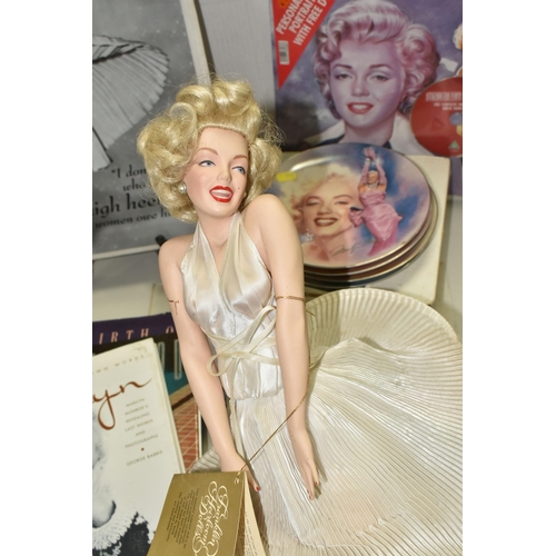 555 - A COLLECTION OF MODERN MARILYN MONROE MEMORABILIA, including six collectors plates, two boxed, a str... 