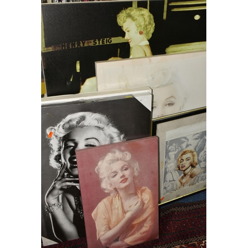 555 - A COLLECTION OF MODERN MARILYN MONROE MEMORABILIA, including six collectors plates, two boxed, a str... 