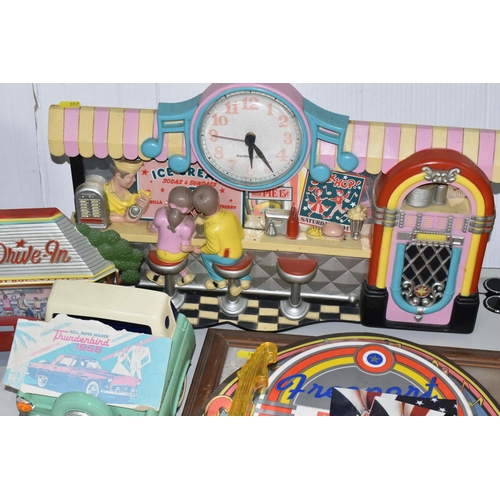 557 - A COLLECTION OF AMERICAN DINER THEMED ACCESSORIES, including a cutlery wall clock, Elvis Presley nap... 