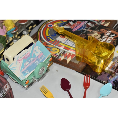 557 - A COLLECTION OF AMERICAN DINER THEMED ACCESSORIES, including a cutlery wall clock, Elvis Presley nap... 