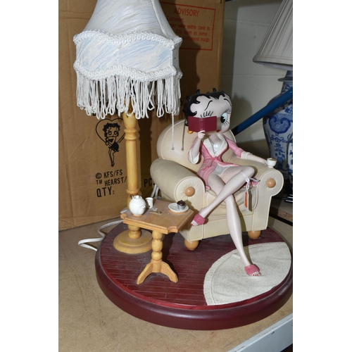 568 - A BOXED BETTY BOOP 'BETTY RESTING WITH LAMP' FIGURAL TABLE LAMP, by King Features Syndicate Inc/Flei... 