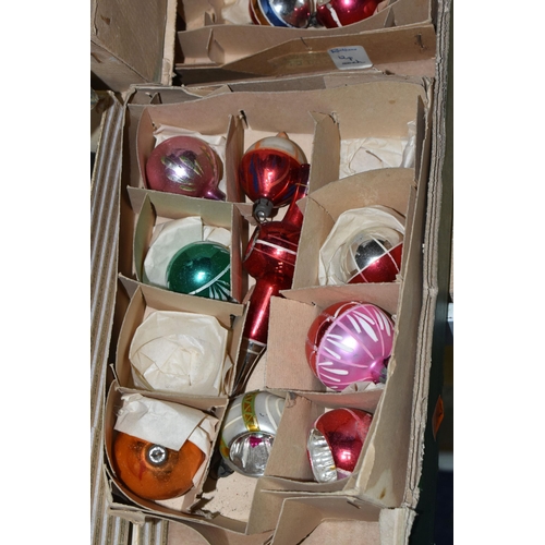 582 - TWO BOXES AND LOOSE VINTAGE CHRISTMAS DECORATIONS, to include boxed and loose glass baubles includin... 