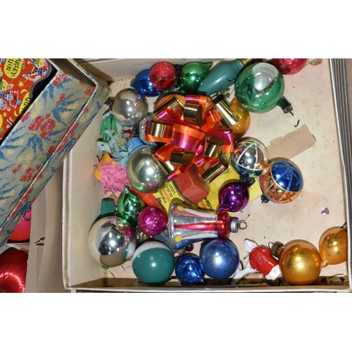 582 - TWO BOXES AND LOOSE VINTAGE CHRISTMAS DECORATIONS, to include boxed and loose glass baubles includin... 