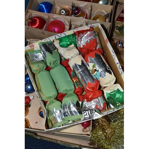 582 - TWO BOXES AND LOOSE VINTAGE CHRISTMAS DECORATIONS, to include boxed and loose glass baubles includin... 