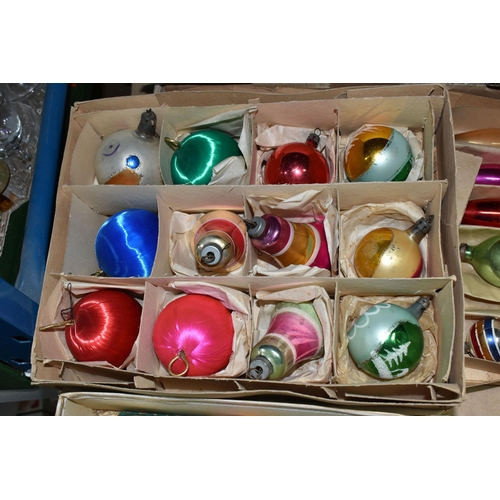 582 - TWO BOXES AND LOOSE VINTAGE CHRISTMAS DECORATIONS, to include boxed and loose glass baubles includin... 