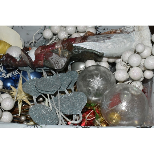 582 - TWO BOXES AND LOOSE VINTAGE CHRISTMAS DECORATIONS, to include boxed and loose glass baubles includin... 